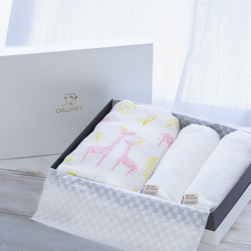 ●3-layer gauze baby blanket (giraffe)×1　,White baby face towel×2 　3 piece set　　