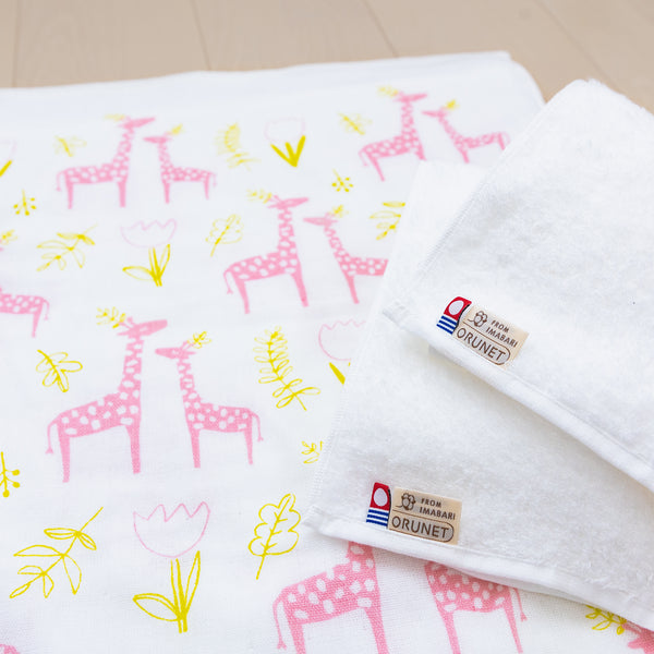 ●3-layer gauze baby blanket (giraffe)×1　,White baby face towel×2 　3 piece set　　