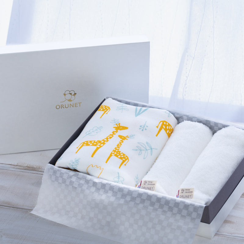 ●3-layer gauze baby blanket (giraffe)×1　,White baby face towel×2 　3 piece set　　