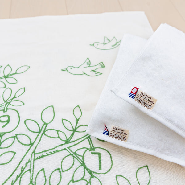 ●3-layer gauze baby blanket (age in months/apple tree)×1　,White baby face towel×2 　3 piece set　　