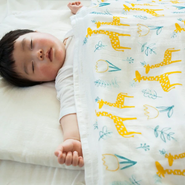 ●3-layer gauze baby blanket (giraffe)×1　,White baby face towel×2 　3 piece set　　
